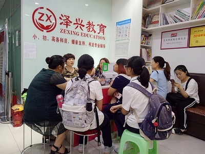涪陵澤興高品質教育機構2019暑期班報名異?；鸨?，教育咨詢炙手可熱